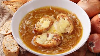 Cómo preparar Sopa de cebolla: la receta francesa sabrosa, fácil y perfecta para otoño Cómo preparar Sopa de cebolla: la receta francesa sabrosa, fácil y perfecta para otoño