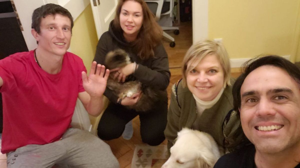 Compartir. Andrei y VIctoria (izq.) junto a su gato Timo, gozarán de la hospitalidad de Ama y su esposo, el mendocino Leopoldo Avalos y su perra.