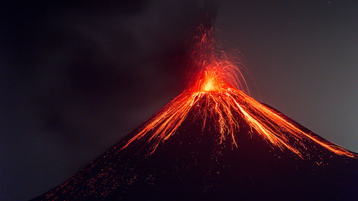Imagen del volcán Krakatoa en erupción en 2020. Imagen: Infobae Imagen del volcán Krakatoa en erupción en 2020. Imagen: Infobae