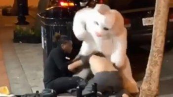 Conejo de Pascuas sale en defensa de una mujer agredida por un hombre