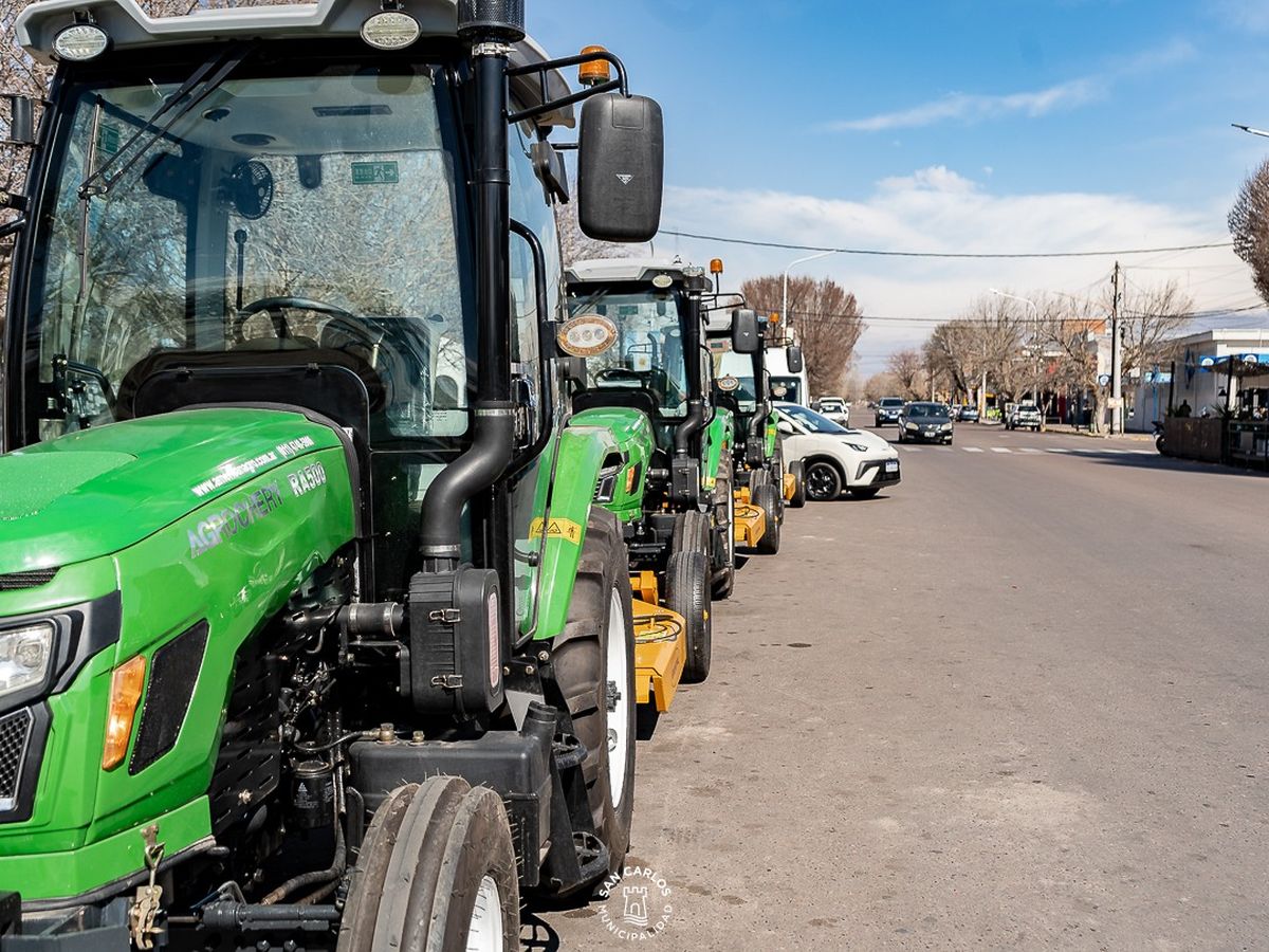 La adquisici&oacute;n incluye camiones, veh&iacute;culos, minibuses, motocicletas, retroexcavadoras y tractores para diversas &aacute;reas municipales.