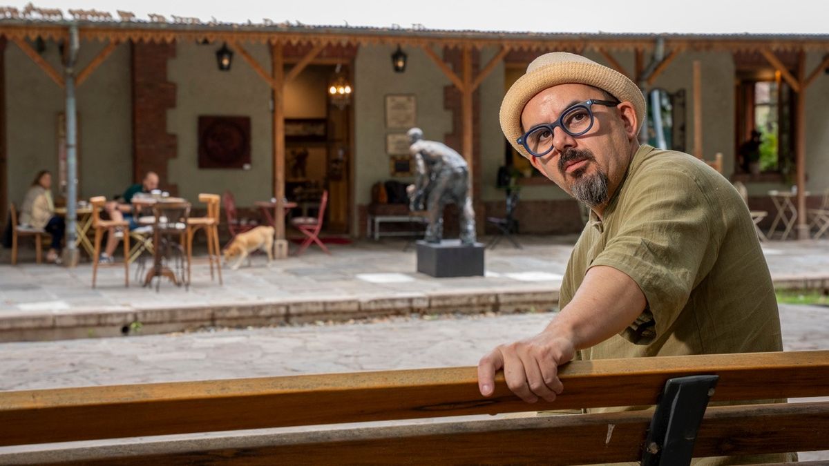 Paco Fabrega y el arte como refugio para una estación de trenes que revive en Chacras de Coria