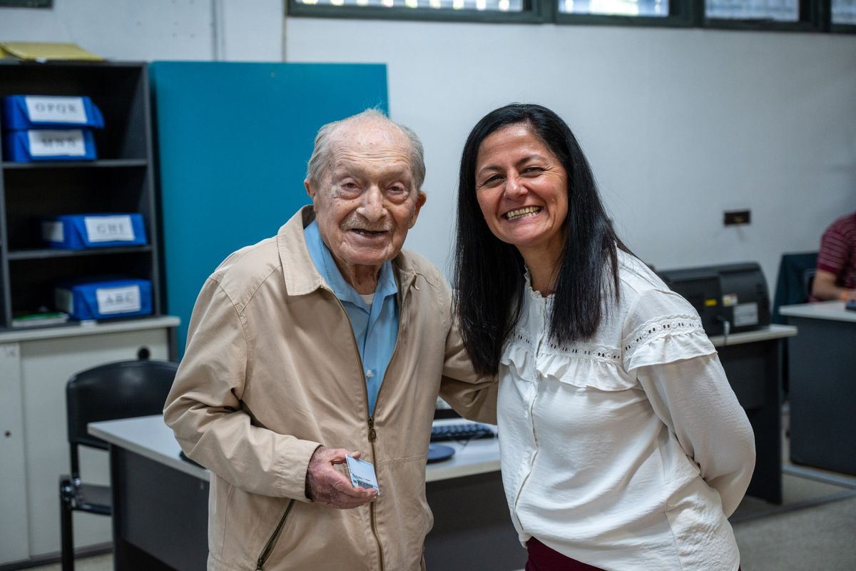 Moisés Roitman muestra la licencia de conducir renovada junto a Carina Vicario, de la Municipalidad de Mendoza. Moisés Roitman muestra la licencia de conducir renovada junto a Carina Vicario, de la Municipalidad de Mendoza.