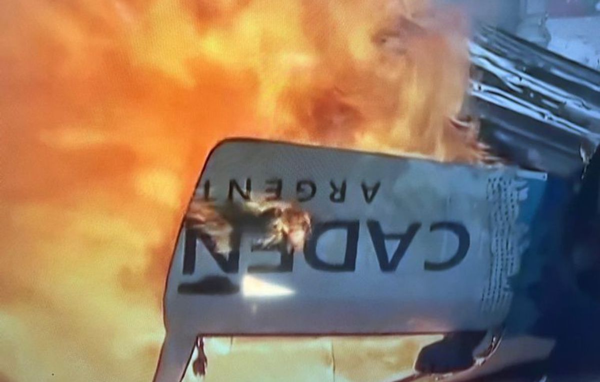 El móvil de la radio Cadena 3, incendiado para "defender a la Patria". El móvil de la radio Cadena 3, incendiado para "defender a la Patria".