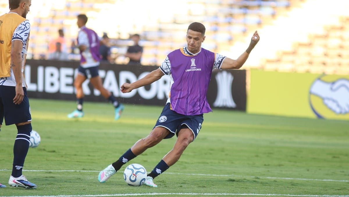 El delantero de Independiente Rivadavia peg&oacute; un cabezazo en el travesa&ntilde;o; estuvo cerca.