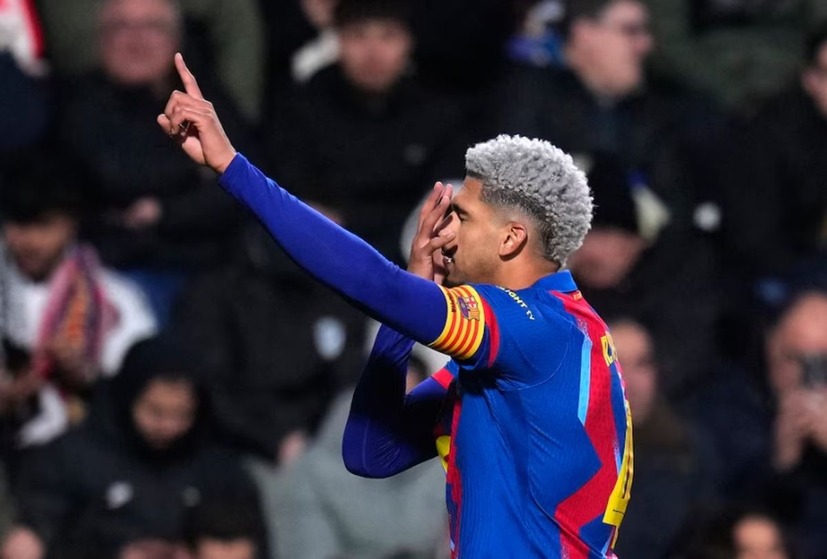 Ronald Ar&aacute;ujo pas&oacute; del Barcelona al Liverpool.