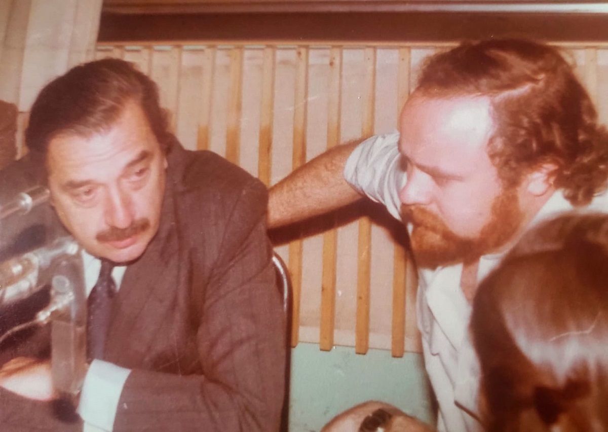 Roberto Suárez entrevistando a Raúl Alfonsín en los estudios de Radio Nihuil en 1982.