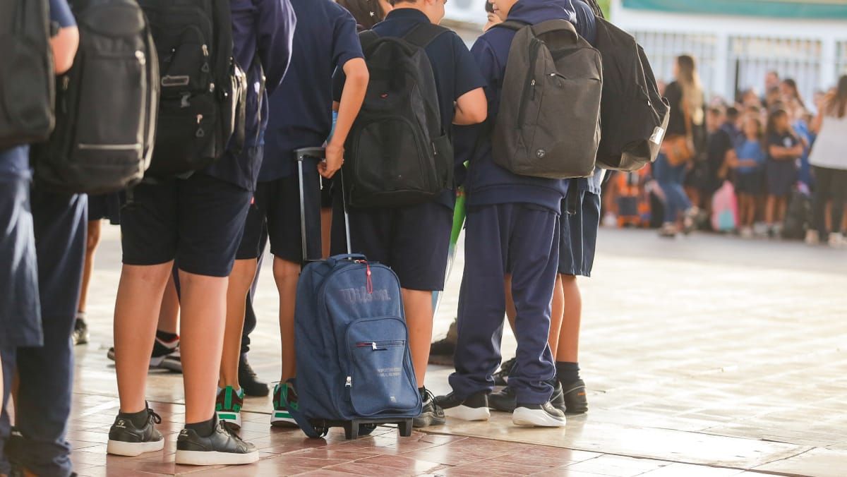 La DGE fijó distintos grados de asistencia a la escuela. El lunes arrancaron las clases en la Primaria. En la foto, el acto de inicio del ciclo lectivo 2026 en Las Heras.