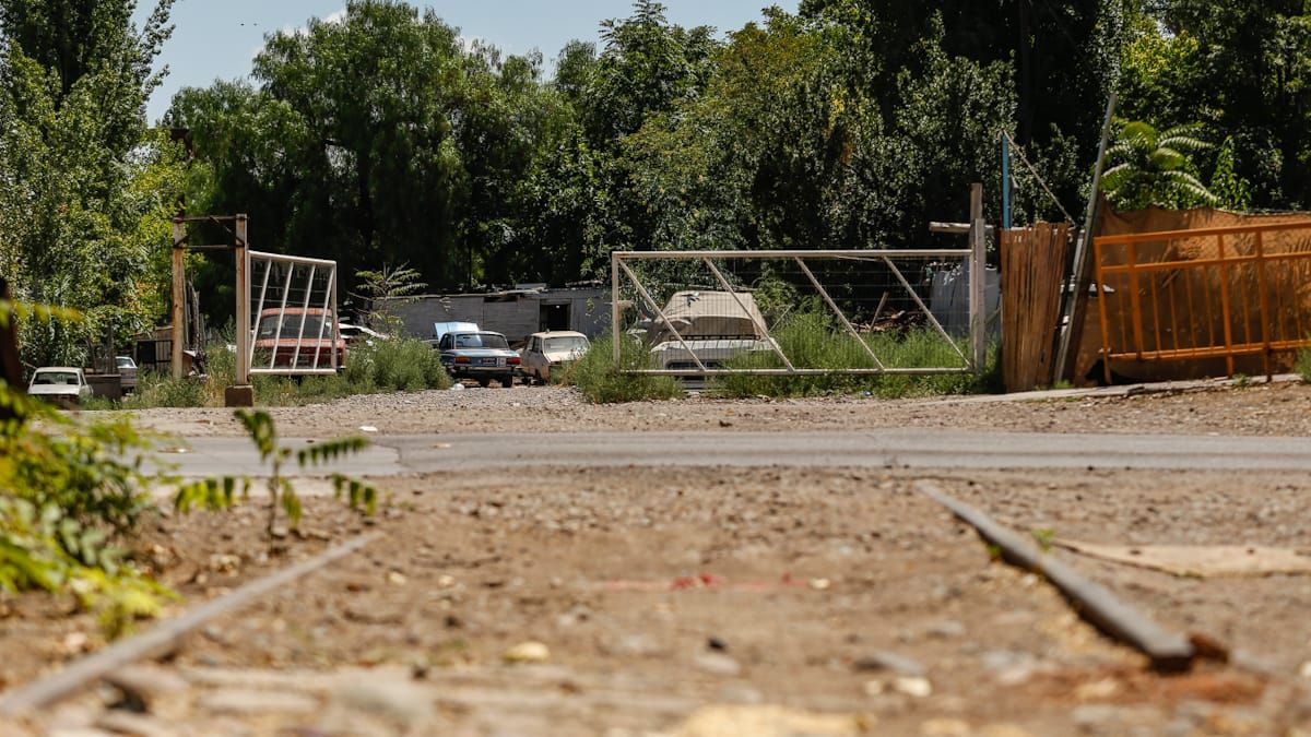 Rastros de viejas vías. Por allí pasará el nuevo Metrotranvía que atravesará Luján de Cuyo hasta la calle Almirante Brown. Rastros de viejas vías. Por allí pasará el nuevo Metrotranvía que atravesará Luján de Cuyo hasta la calle Almirante Brown.