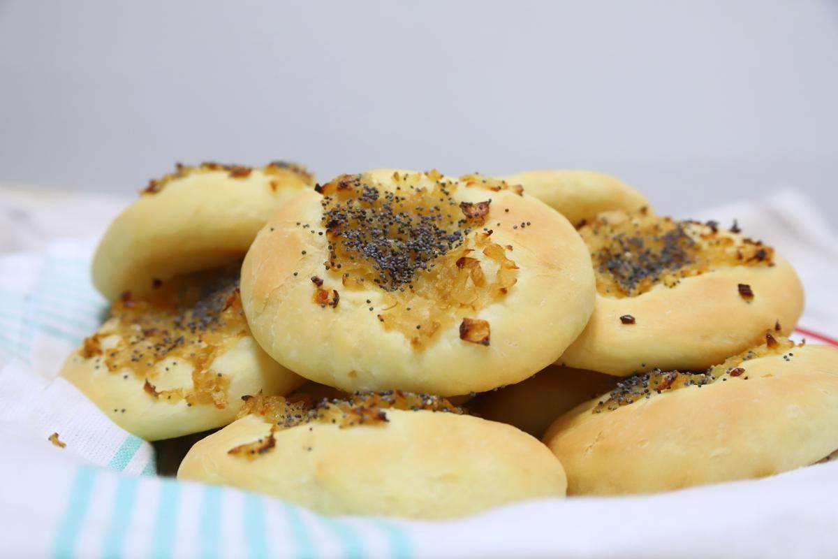 El pan pletzalej es una de las recetas más deliciosas de la cocina judía. El pan pletzalej es una de las recetas más deliciosas de la cocina judía.