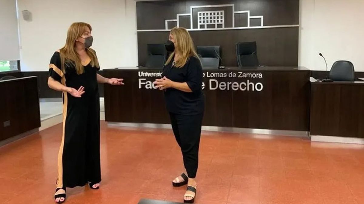 Lizy Tagliani en la Universidad de Lomas de Zamora.