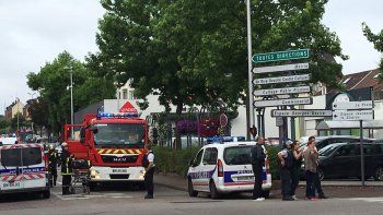 Un cura fue degollado en una toma de rehenes en una iglesia en Normandía