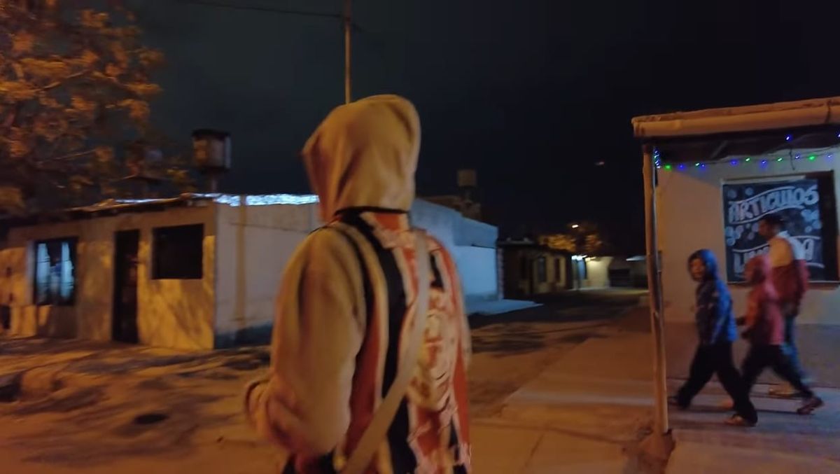 El youtuber Joaco Santos rescató las calles anchas y el buen estado de las acequias del barrio Santa Teresita en Las Heras. El youtuber Joaco Santos rescató las calles anchas y el buen estado de las acequias del barrio Santa Teresita en Las Heras.