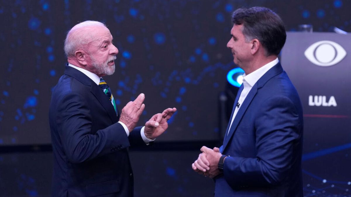 Lula da Silva y Flávio Bolsonaro protagonizan una elección polarizada que definirá el rumbo político y económico de Brasil. Lula da Silva y Flávio Bolsonaro protagonizan una elección polarizada que definirá el rumbo político y económico de Brasil.