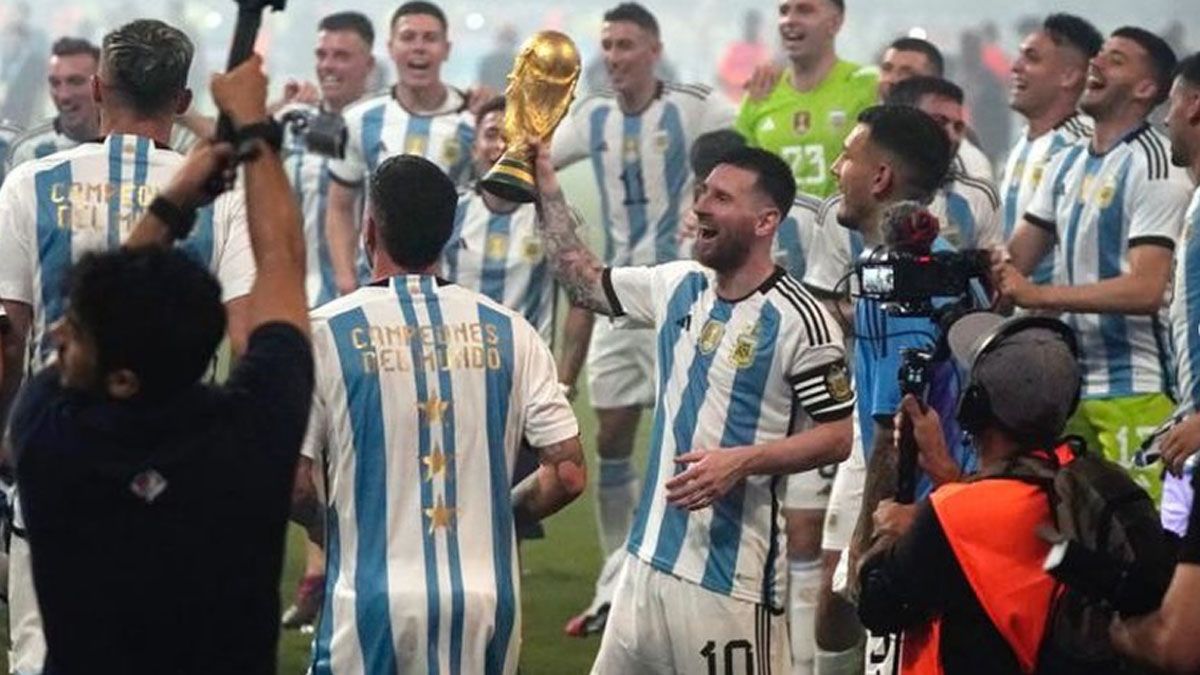 Messi volvió a París donde deberá resolver si sigue o no en el PSG