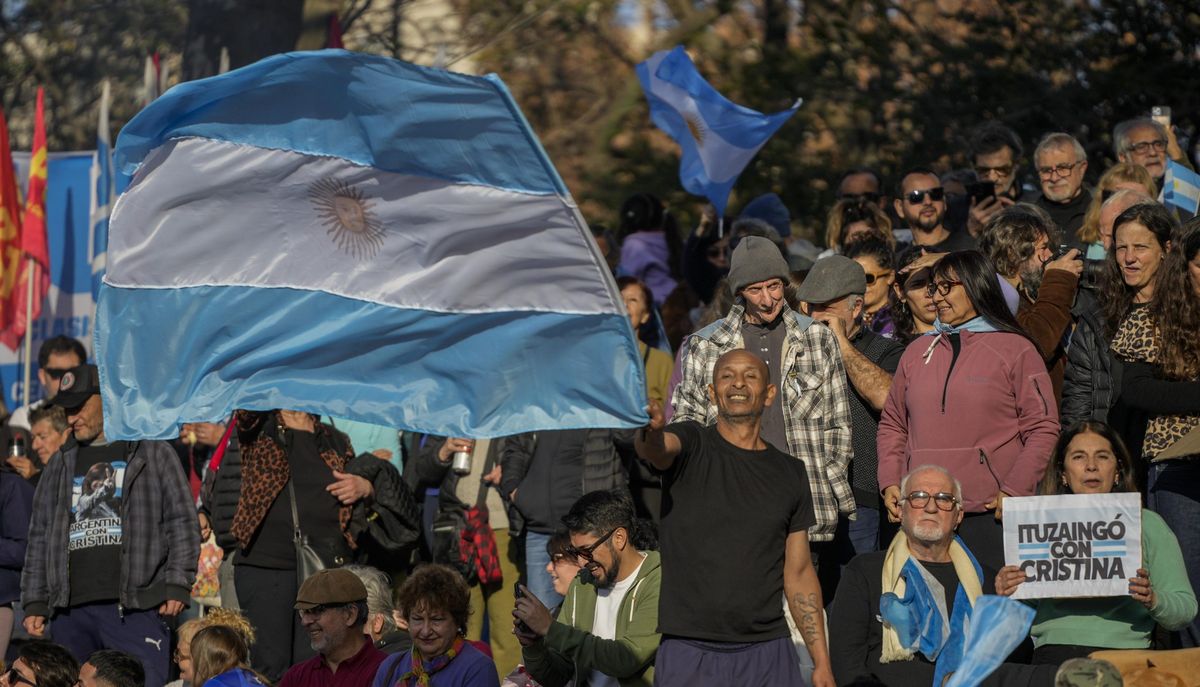 La consigna de los que se reunieron fue Argentina con Cristina. La consigna de los que se reunieron fue Argentina con Cristina.