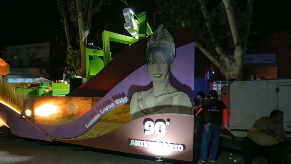El carro de La Paz, ilustrado con la imagen de la recordada Lorena Lorca, reina nacional de la Vendimia consagrada en 1996 El carro de La Paz, ilustrado con la imagen de la recordada Lorena Lorca, reina nacional de la Vendimia consagrada en 1996