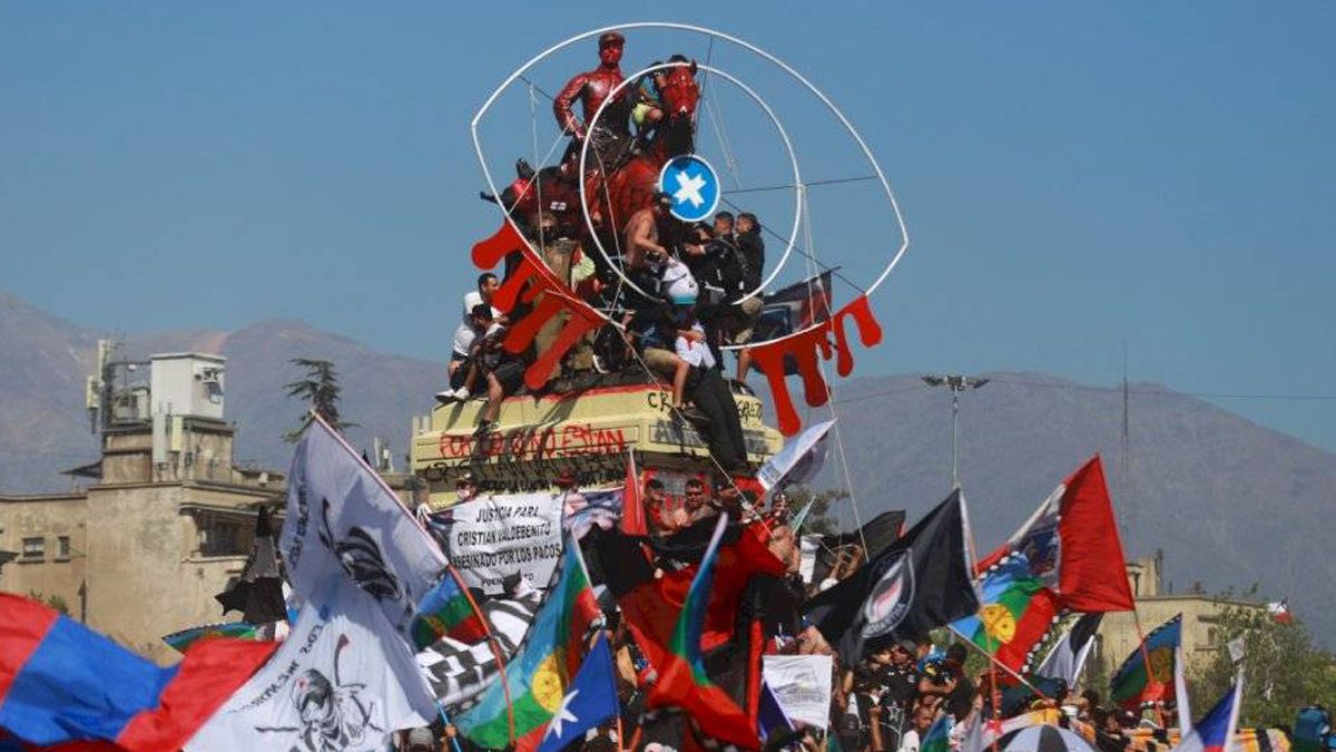 Manifestantes intervinieron un monumento y colocaron un ojo gigante como símbolo de la represión que sufieron muchos manifestantes durante el estallido social.&nbsp;