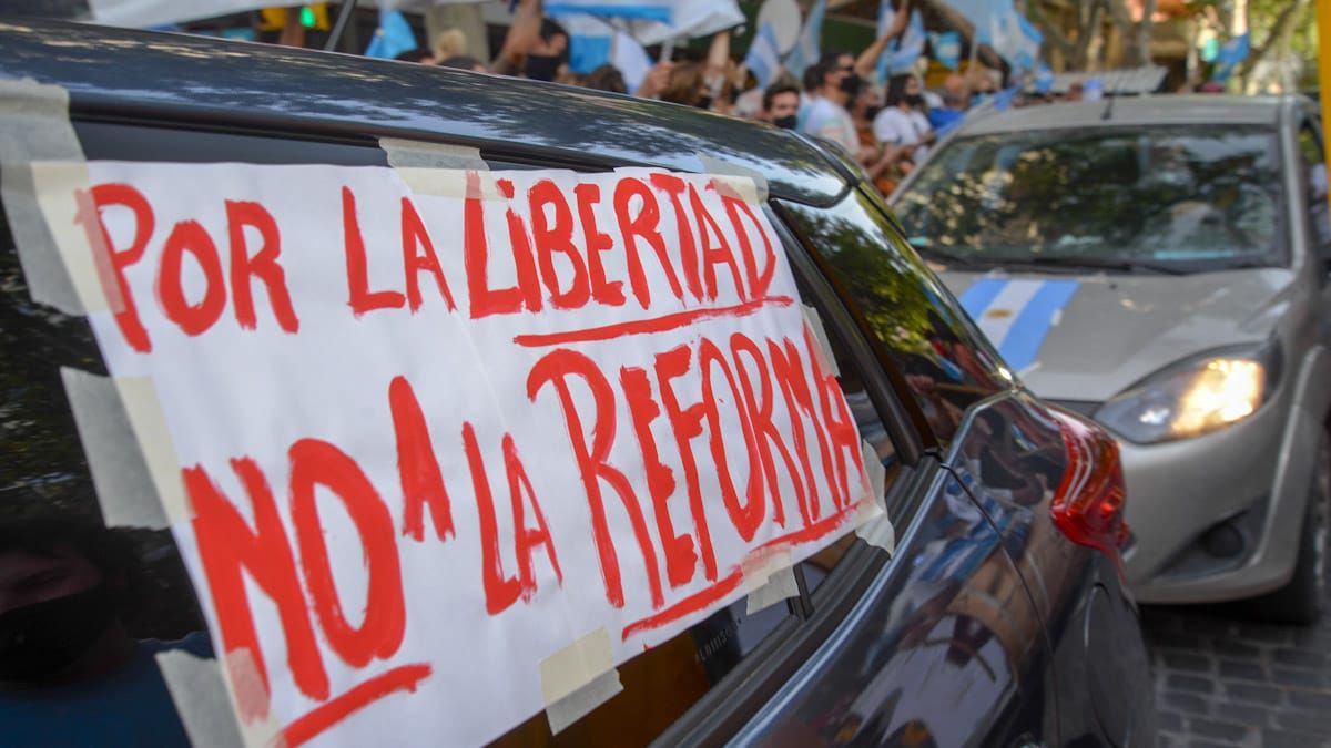 Otra figura repetida en los carteles fue el pedido de la no reforma judicial. (Foto: Martín Pravata/Diario UNO)&nbsp;