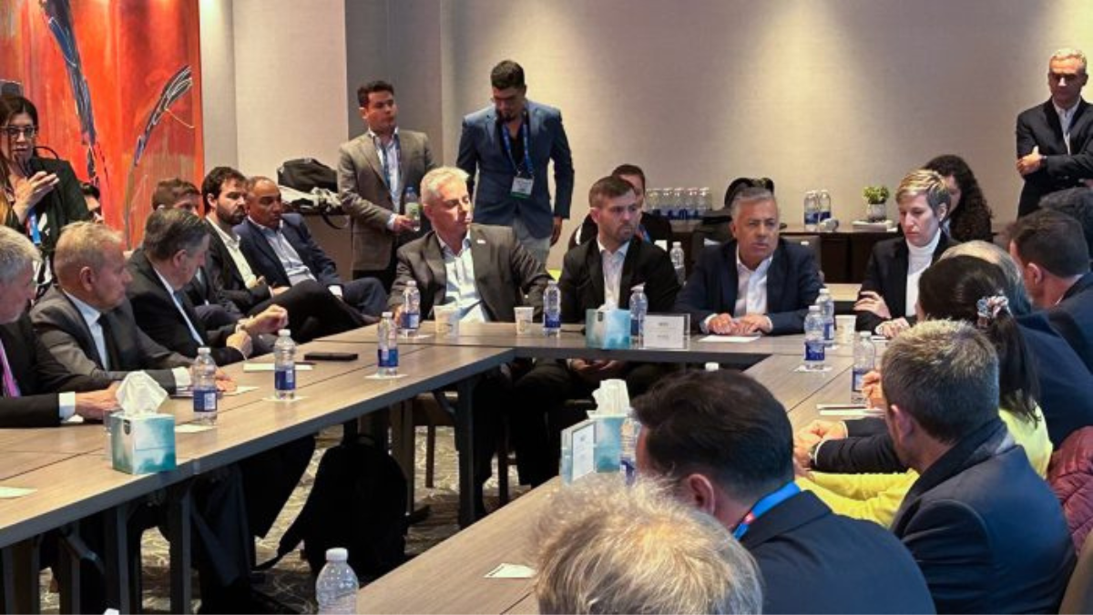 En medio de la feria minera de Canadá, la comitiva mendocina que encabeza el gobernador Alfredo Cornejo, generó el Mendoza day, en el que reunieron a un grupo de potenciales inversores que pudieran interesarse por explorar cobre en Malargüe. En medio de la feria minera de Canadá, la comitiva mendocina que encabeza el gobernador Alfredo Cornejo, generó el Mendoza day, en el que reunieron a un grupo de potenciales inversores que pudieran interesarse por explorar cobre en Malargüe.