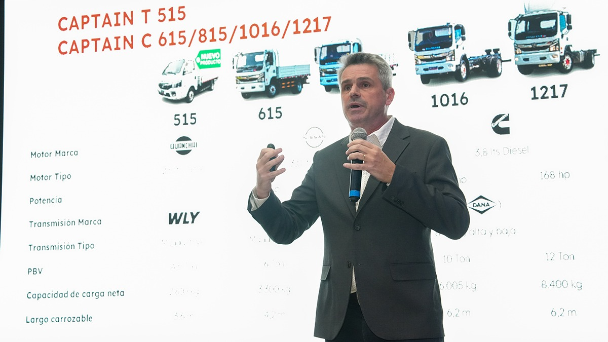 Carlos Luppi, gerente de ventas de Dongfeng, explica las características de cada uno de los modelos, entre vans, camionetas y camiones, tanto en cuanto a motorización como a capacidad de carga. Carlos Luppi, gerente de ventas de Dongfeng, explica las características de cada uno de los modelos, entre vans, camionetas y camiones, tanto en cuanto a motorización como a capacidad de carga.