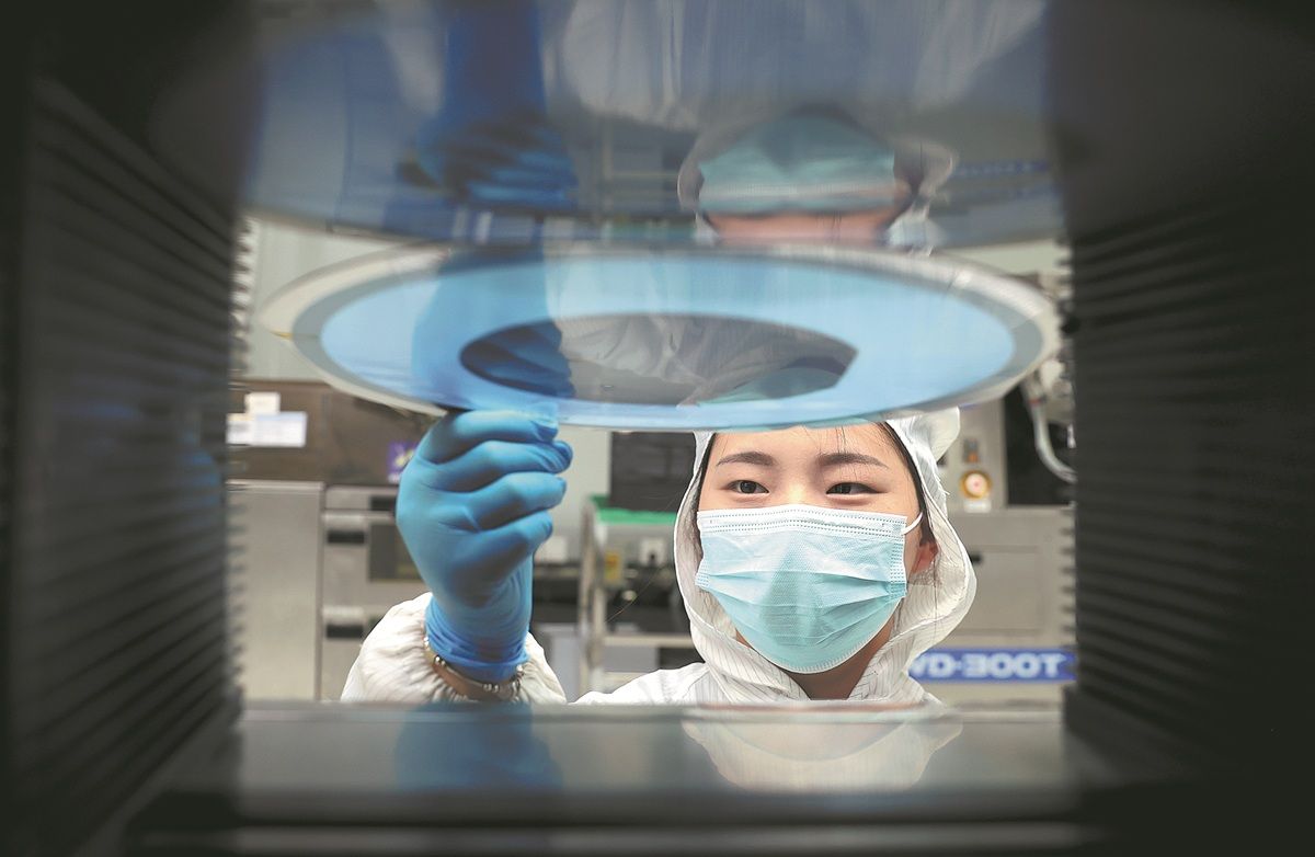 Una trabajadora opera un equipo inteligente para fabricar productos de empaque y prueba de chips de potencia destinados a pedidos de exportación, en una empresa de semiconductores en Suqian, provincia de Jiangsu, el 15 de octubre. WANG LI / PARA CHINA DAILY  