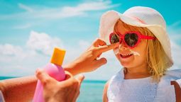 Cómo eliminar las manchas de protector solar de la ropa