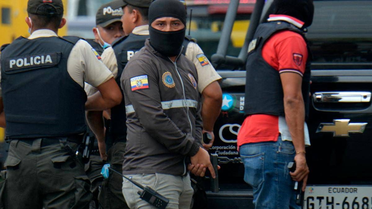 La Policía de Ecuador dijo en redes sociales que sus unidades especializadas intervinieron y comenzaron a evacuar al personal de la cadena de televisión.