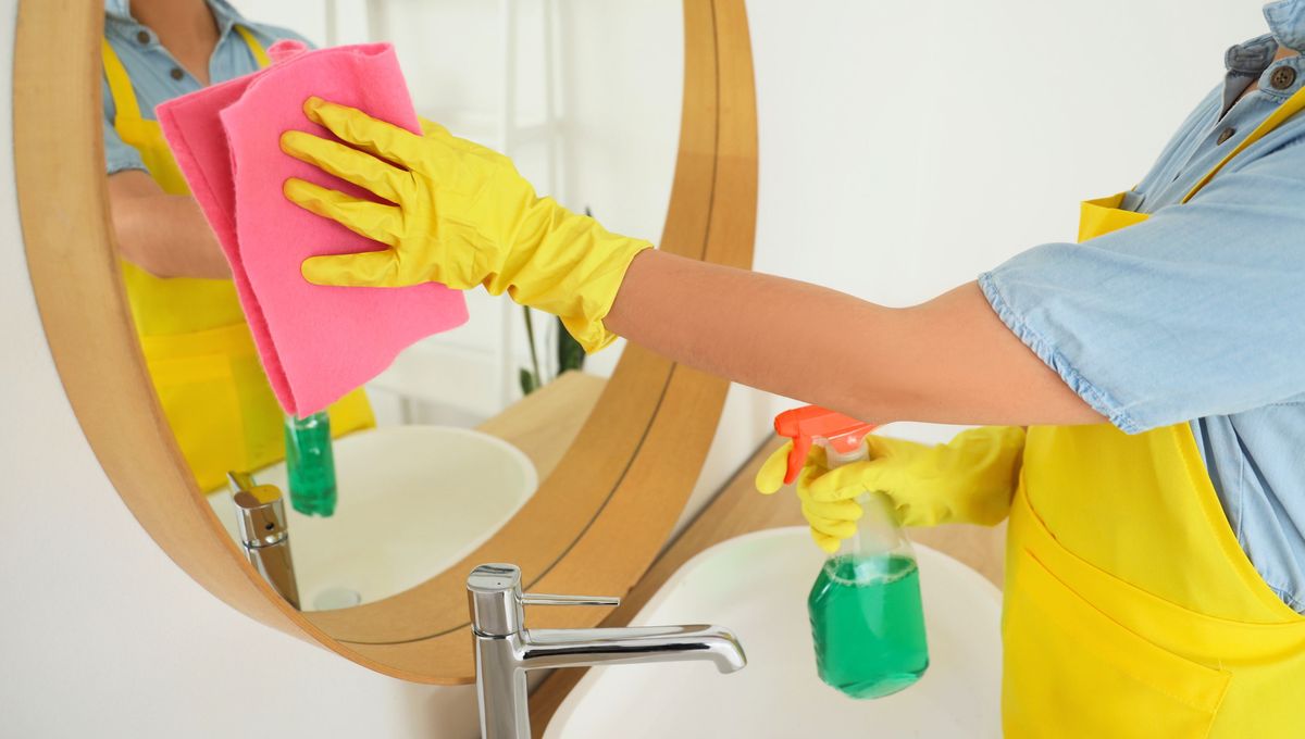 Utiliza un paño suave y limpio para colocar los ingredientes en el espejo. Utiliza un paño suave y limpio para colocar los ingredientes en el espejo. 