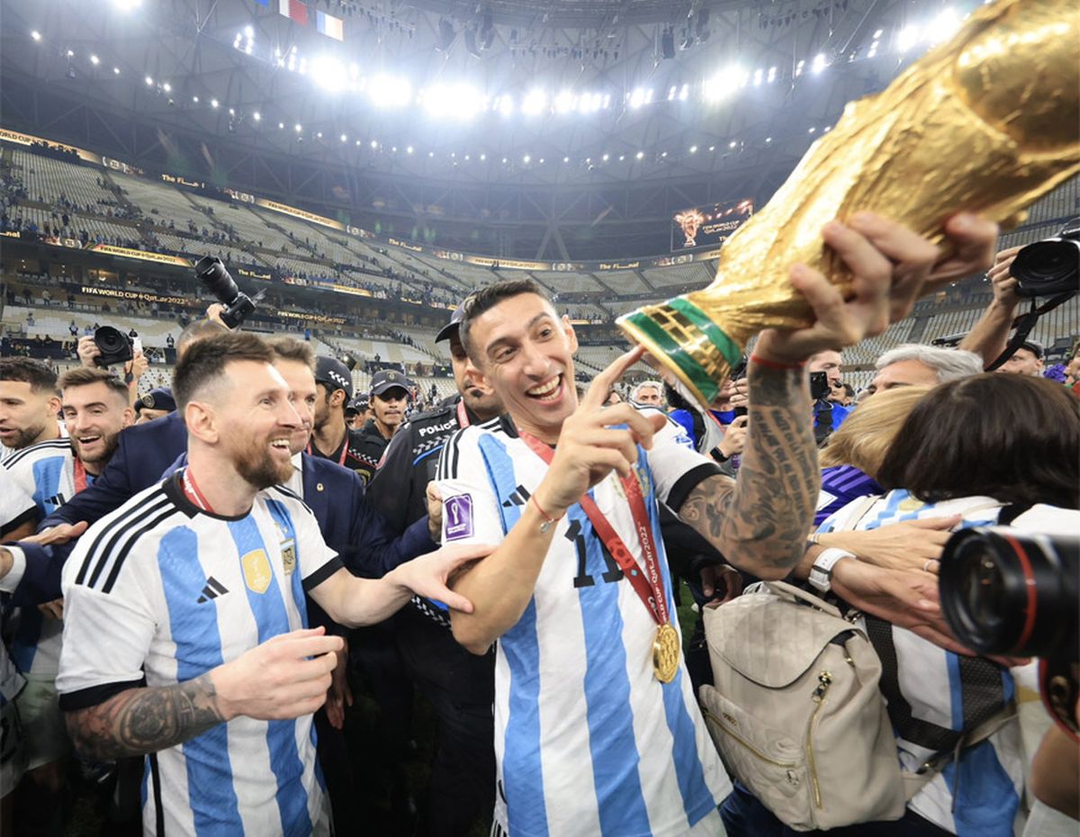 Lionel Messi y Ángel Di María celebran la conquista del Mundial Qatar 2022. Foto: gentileza Tatografías.