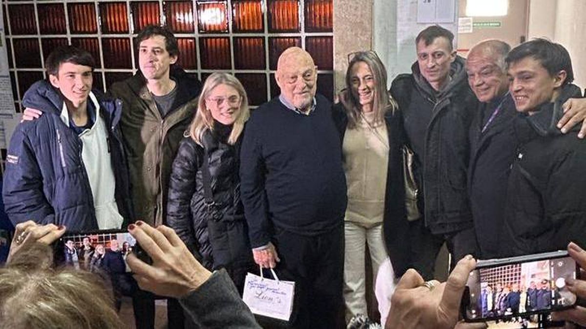 Hugo Simoni tiene 82 años. Este lunes salió con el título de licenciado en Turismo luego de defender su tesina sobre el Valle de Uco. Hugo Simoni tiene 82 años. Este lunes salió con el título de licenciado en Turismo luego de defender su tesina sobre el Valle de Uco.