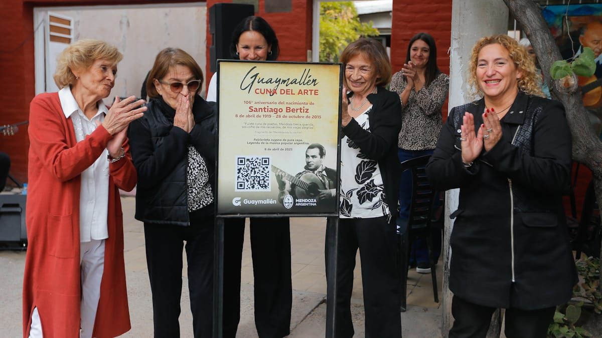 Las hijas de Santiago Bértiz, junto a la directora de Cultura de Guaymallén, Carolina Vico, y a la funcionaria provincial Laura Uano, descubrieron la placa que indica que allí vivió un exponente del folclore cuyano.&nbsp;