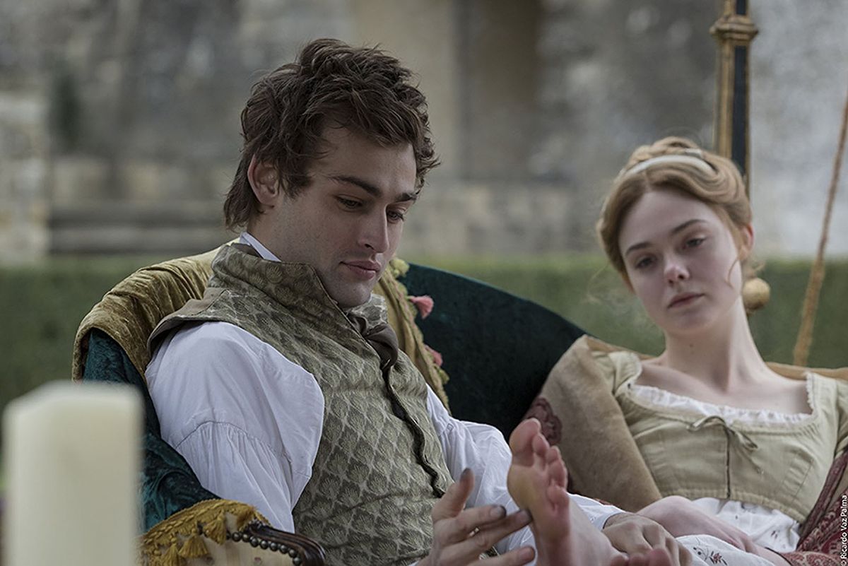 Douglas Booth y Elle Fanning como Percy Bysshe Shelley y Mary Wollstonecraft Godwin en la dramática película de Netflix. Douglas Booth y Elle Fanning como Percy Bysshe Shelley y Mary Wollstonecraft Godwin en la dramática película de Netflix.