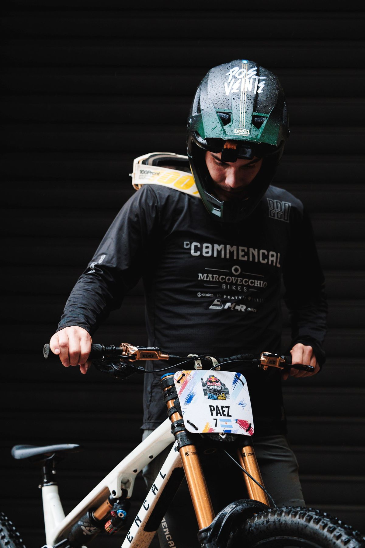 Su destreza en las pistas y en las redes con miles de seguidores hace que Jerónimo tenga muchas marcas que auspicien sus competencias. Su destreza en las pistas y en las redes con miles de seguidores hace que Jerónimo tenga muchas marcas que auspicien sus competencias.