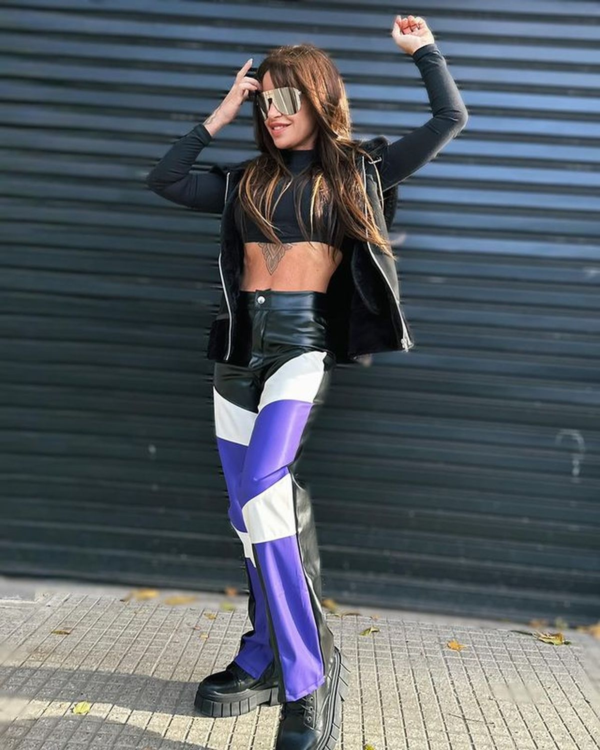 En pleno otoño, Florencia Peña decreta que los pantaloncitos se llevan ultra ceñidos, XS y racers al ras.