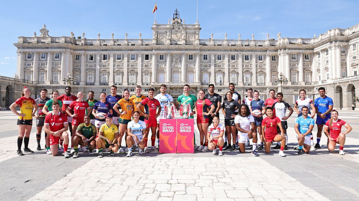 Los capitanes de todos los equipos en el Palacio Real de Madrid.