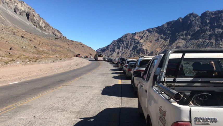 Extensas filas para ingresar al complejo de Horcones. Desde la coordinación del paso internacional, afirmaron que los autos llegaban este sábado hasta el parque Aconcagua.