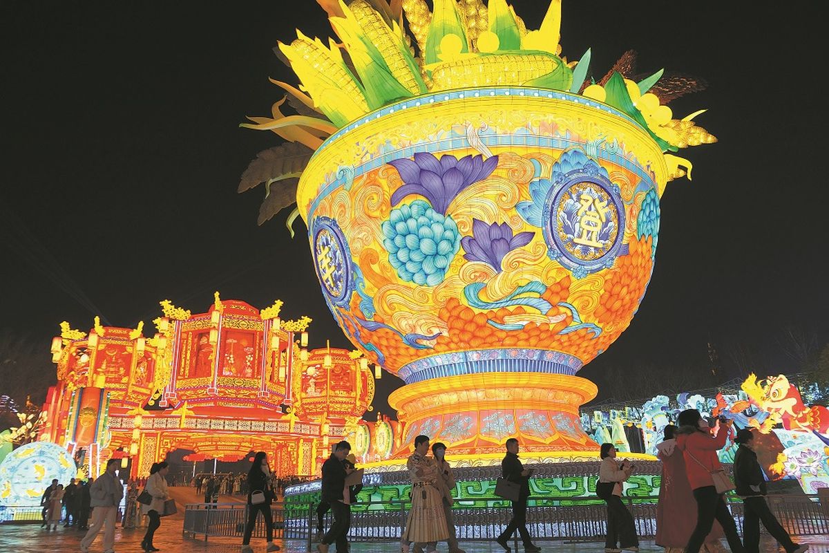 Los visitantes disfrutan del ambiente colorido durante el 31º Espectáculo Internacional de Linternas de Dinosaurio de Zigong en la provincia de Sichuan. HUANG ZHENGHUA / PARA CHINA DAILY Los visitantes disfrutan del ambiente colorido durante el 31º Espectáculo Internacional de Linternas de Dinosaurio de Zigong en la provincia de Sichuan. HUANG ZHENGHUA / PARA CHINA DAILY 
