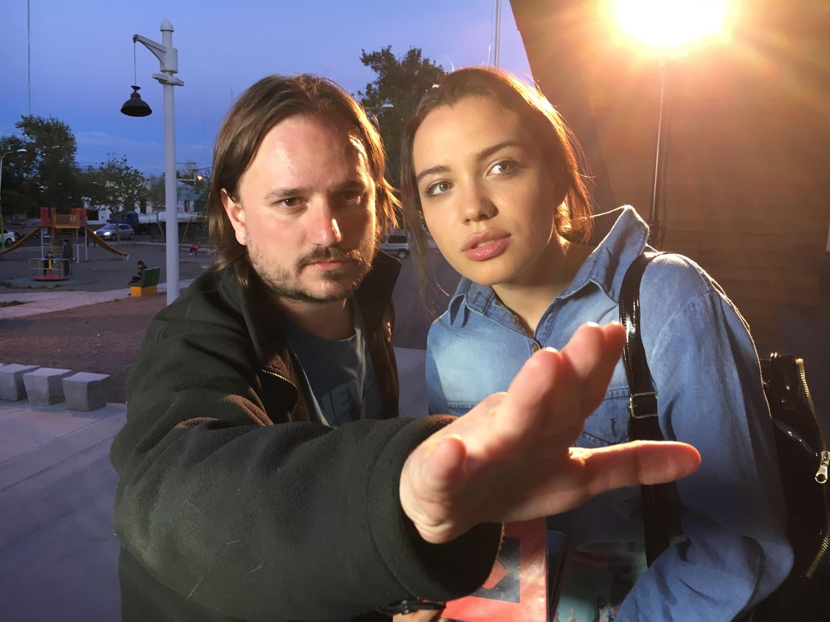 Diego Corsini dirigió 3 capítulos de la serie del mendocino Miguel Grau-Bassas. Uno fue el que protagoniza Malena Narvay. Diego Corsini dirigió 3 capítulos de la serie del mendocino Miguel Grau-Bassas. Uno fue el que protagoniza Malena Narvay.