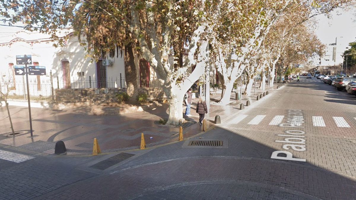 La esquina del accidente fatal frente a la plaza departamental en Maipú.