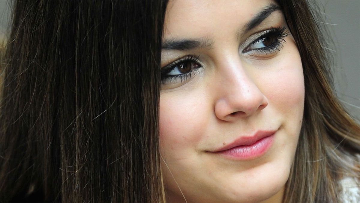 La actriz Natalie Pérez interpreta a Pilar en la serie Casi feliz, de Netflix.