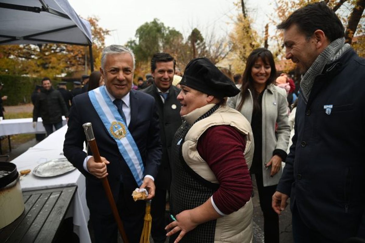 El gobernador recibió café y pastelitos durante la tradicional celebración del 25 de mayo. El gobernador recibió café y pastelitos durante la tradicional celebración del 25 de mayo.