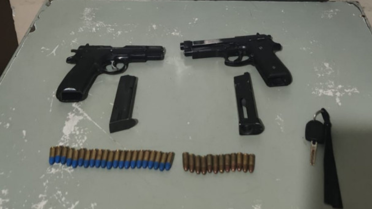 En un control encontraron que trasladaban una pistola marca CZ, modelo 75, calibre 9 milímetros y una réplica.