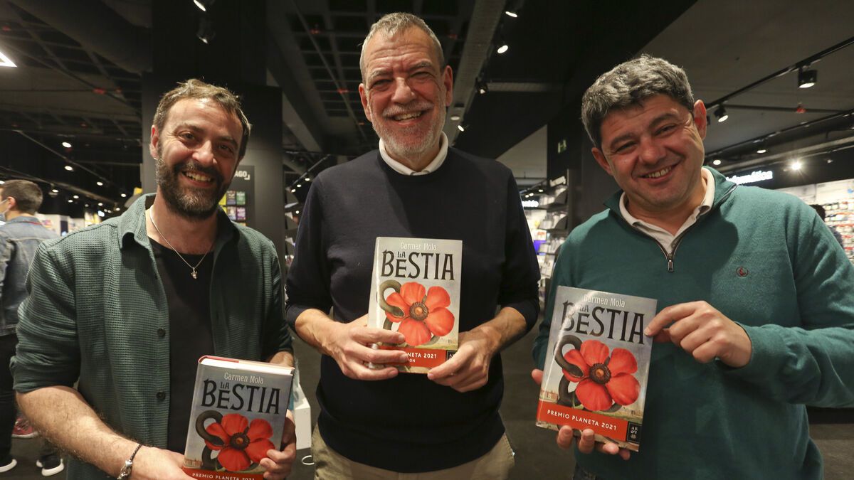 Los autores de La Bestia. Entre los tres son Carmen Mola