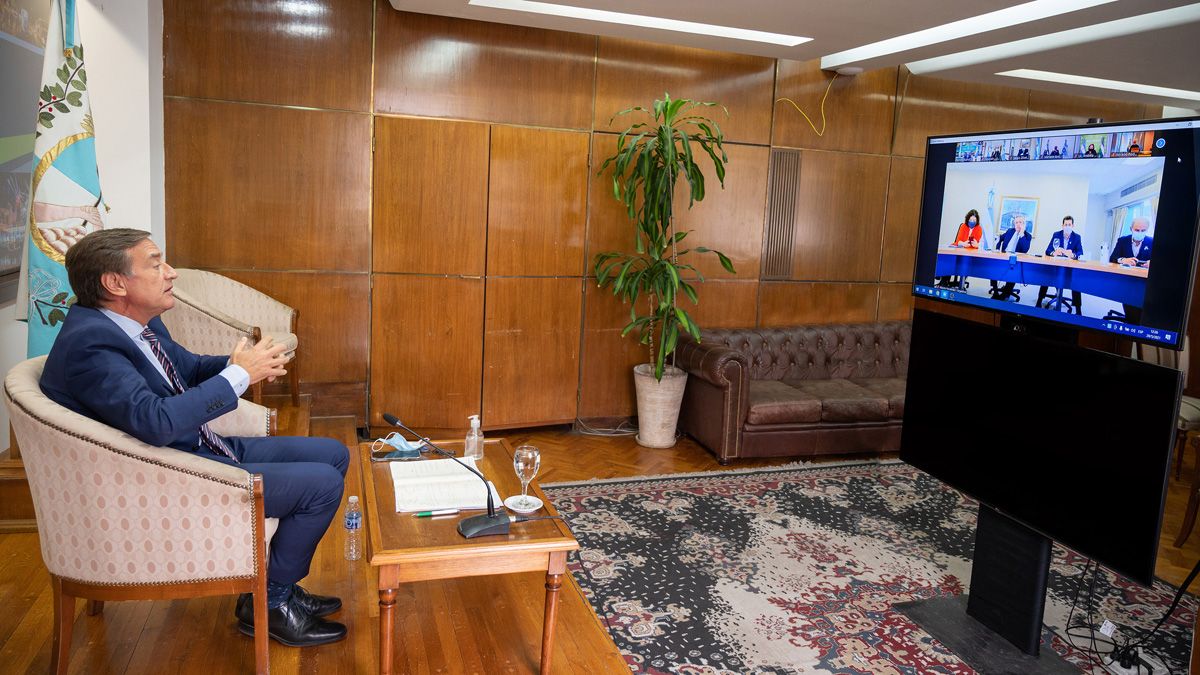 El gobernador Rodolfo Suarez acordó con el presidente aplicar un confinamiento de 9 días, pero también le pidió ayudas económicas para los sectores más golpeados por este cierre, puntualmente que vuelvan los IFE y los ATP.