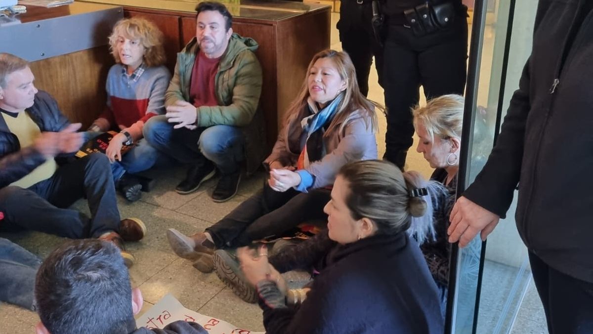 Iturbe (izquierda) junto a otros representantes del gremio en Casa de Gobierno.