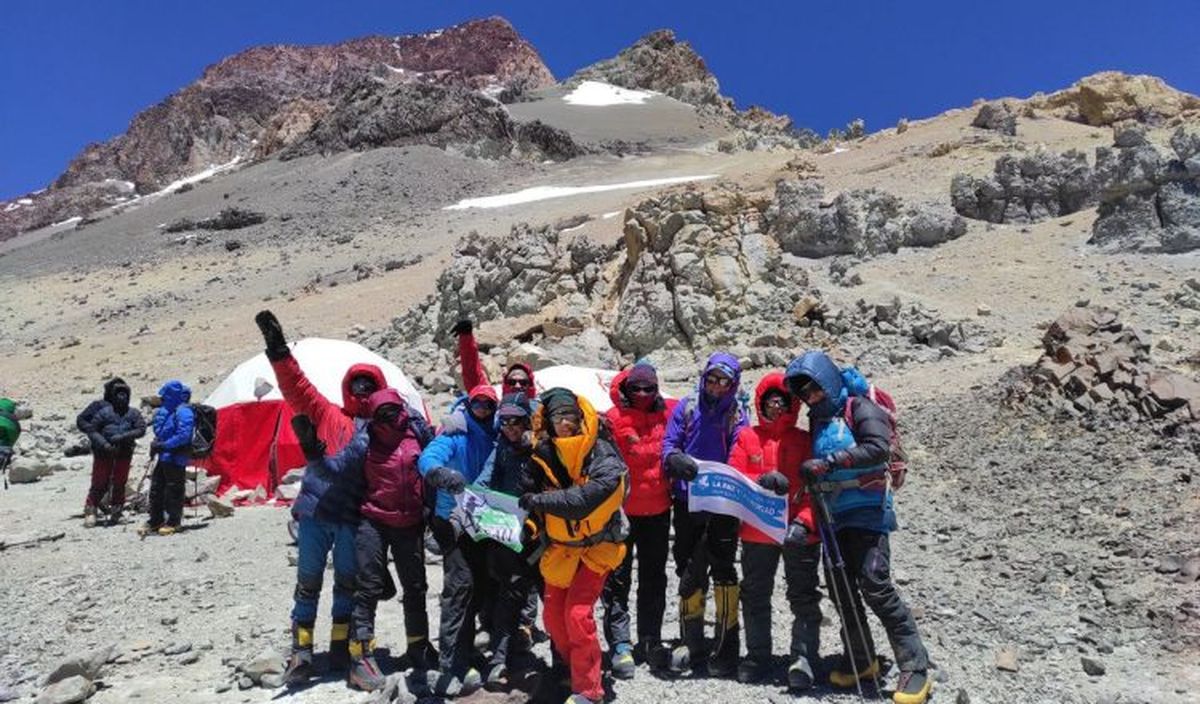El grupo completo de las 10 mujeres españolas en el campamento base. El grupo completo de las 10 mujeres españolas en el campamento base.
