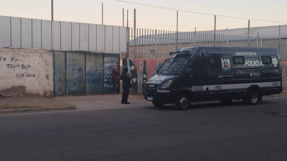 La Policía se instaló en el lugar en la noche del jueves para negociar con los usurpadores que se niegan a desalojar en lugar. La Policía se instaló en el lugar en la noche del jueves para negociar con los usurpadores que se niegan a desalojar en lugar.