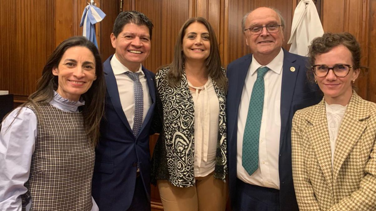 El industrial José Ignacio de Mendiguren rechazó la apertura de las importaciones de alimentos. A su izquierda, la mendocina Gabriela Lizana y el presidente de la CAME, Alfredo González.