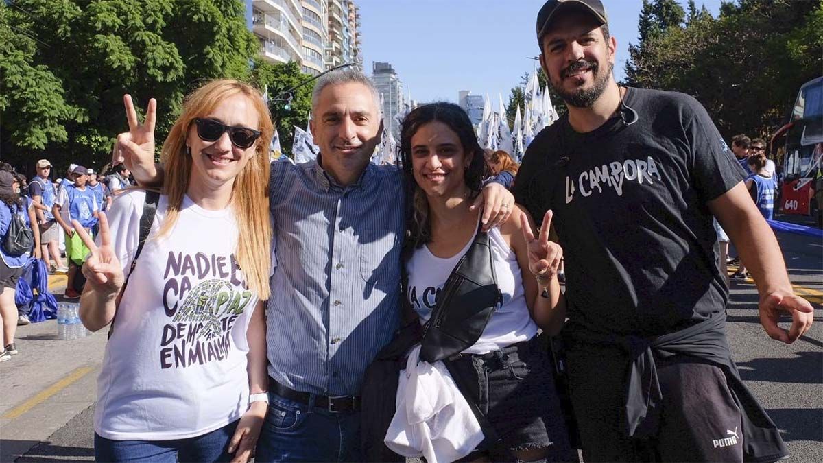 Anabel Fernández Sagasti junto al funcionario Andrés Larroque en la marcha por el Día de la Memoria en Buenos Aires.